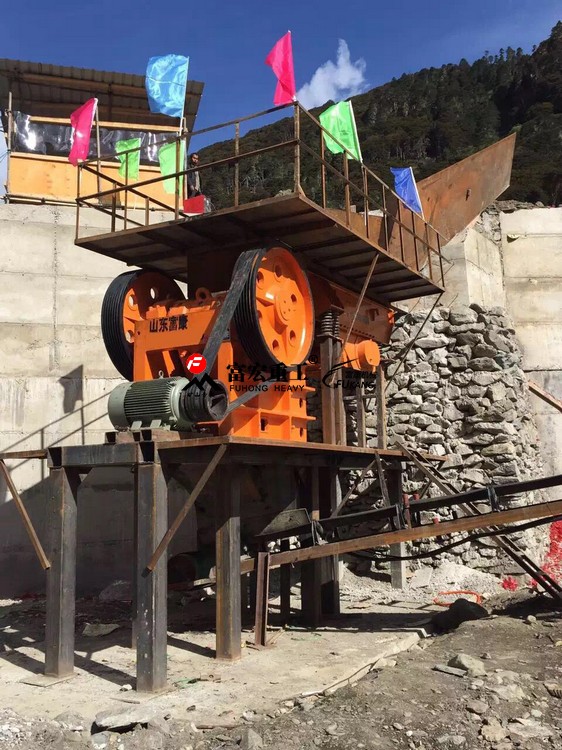 顎式破碎機使用現(xiàn)場